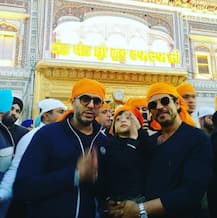 ‘রইস’-এর সাফল্যের পর স্বর্ণমন্দিরে প্রার্থনায় শাহরুখ, সঙ্গে পুত্র আবরাম