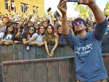 শাহরুখের সেলফি-র মধ্যে থাকা অজানা এই কন্যেকে নিয়েই এখন তোলপাড় সোশ্যাল মিডিয়া!