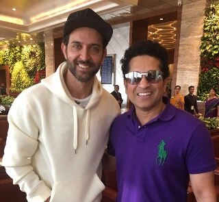 This Fan Moment Of Hrithik Roshan With Sachin Tendulkar Proves Hes Just Like Us View Pic সচিনের সঙ্গে হঠাৎ দেখা হৃত্বিকের, তারপর কী করলেন অভিনেতা? সেই উচ্ছ্বাসে ফ্যানেদের কী উপহার দিতে চলেছেন বলিউড তারকা, জানেন?
