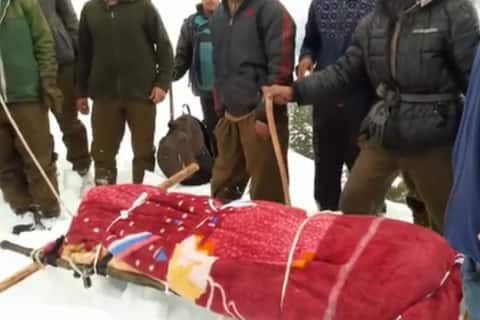 মায়ের নিথর দেহ কাঁধে তুলে বরফে পাড়ি সেনা জওয়ান ছেলের