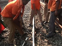 যাদবপুর স্টেশনে রেল লাইনে ফাটল, স্থানীয়দের তৎপরতায় দুর্ঘটনা এড়াল লোকাল ট্রেন, ব্যাহত পরিষেবা