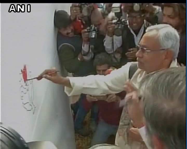 As Nitish Paints Lotus Alliance Speculation Sparks Again বাড়ছে এনডিএ-তে ফেরার জল্পনা, পদ্মে রঙ করলেন নীতীশ কুমার