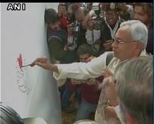 বাড়ছে এনডিএ-তে ফেরার জল্পনা, পদ্মে রঙ করলেন নীতীশ কুমার