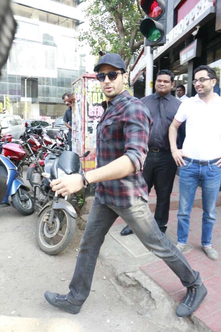 খাওয়া শেষে যখন দুজনে বেরিয়ে আসেন, তখনই ছবিগুলি তোলা সম্ভব হয়। (ছবি - মানব মঙ্গলণী)