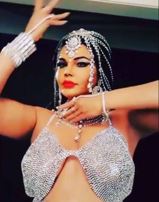 রাখী সোশ্যাল মিডিয়ার গুরুত্ব খুব ভালো মতোই বোঝেন।