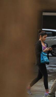 নিজেদের সম্পর্কের কথা কখনওই স্বীকার করেননি তাঁরা, কিন্তু সিদ্ধার্থের বাড়ির সামনে ফ্রেমবন্দি বলিউডের এই অভিনেত্রী