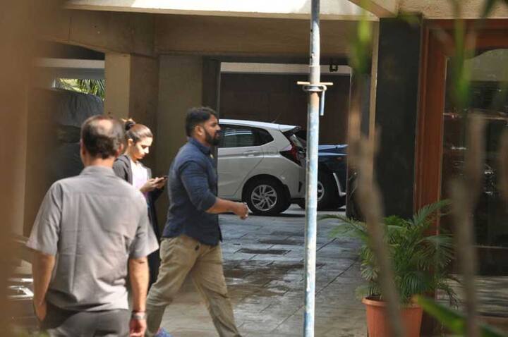 নিজেদের মধ্যে ঘনিষ্ঠ সম্পর্কের কথা কখনওই স্বীকার করেননি আলিয়া-সিদ্ধার্থ। বৃহস্পতিবার সকালে হঠাত্ই আলিয়াকে দেখা গেল সিদ্ধার্থের বাড়ির বাইরে। ছবি সৌজন্যে মানব মাঙ্গালানি