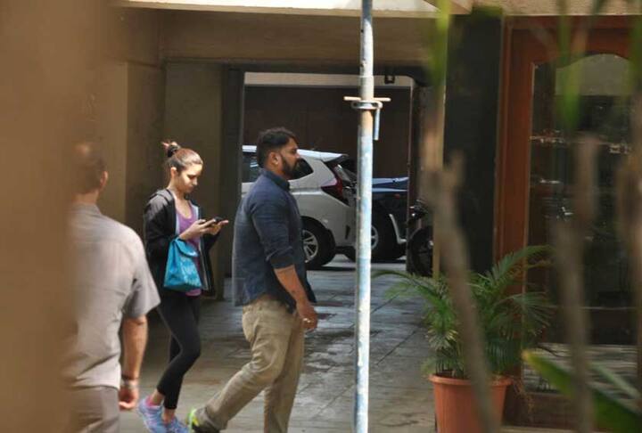 নিজেদের মধ্যে ঘনিষ্ঠ সম্পর্কের কথা কখনওই স্বীকার করেননি আলিয়া-সিদ্ধার্থ। বৃহস্পতিবার সকালে হঠাত্ই আলিয়াকে দেখা গেল সিদ্ধার্থের বাড়ির বাইরে। ছবি সৌজন্যে মানব মাঙ্গালানি