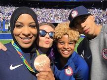 মার্কিন বিমানবন্দরে আটক অলিম্পিকে পদকজয়ী হিজাব পরিহিতা ফেন্সার