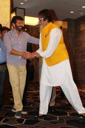 ৮ তারিখ হয়ে গেল কিরোরি মল কলেজের সমাবর্তন উৎসব। প্রাক্তনীদের মধ্যে ছিলেন খোদ অমিতাভ বচ্চন। এক্স স্টুডেন্টরা পরস্পরের সঙ্গে হাত মেলালেন, জিজ্ঞেস করলেন, কোন ব্যাচ? (সব ছবি: সোলারিজ ইমেজেস)