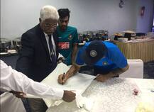 বিরাট কোহলির সঙ্গে ছবি তুলতে এলেন বাংলাদেশি ক্রিকেটার 