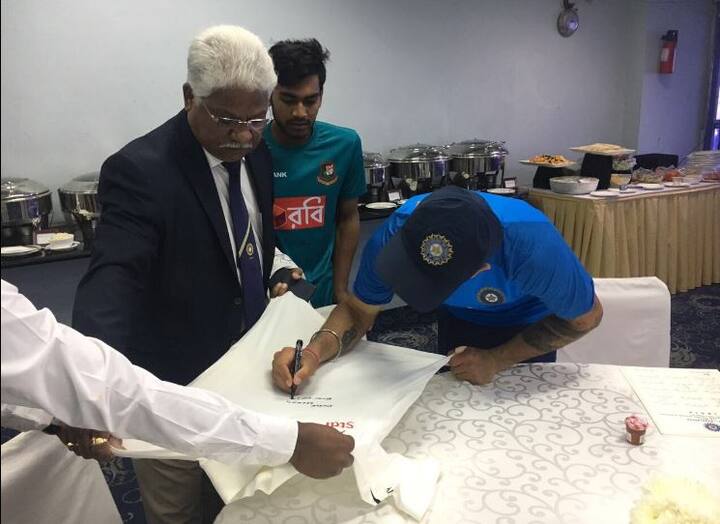 সবচেয়ে দ্রুত ২৫০ উইকেট সংগ্রহকারী ভারতীয় স্পিনার আর অশ্বিনের সঙ্গে দেখা করে মেহেদি হাসান স্পিন বোলিংয়ের কিছু টিপসও নিয়েছেন।