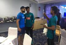 বিরাট কোহলির সঙ্গে ছবি তুলতে এলেন বাংলাদেশি ক্রিকেটার 