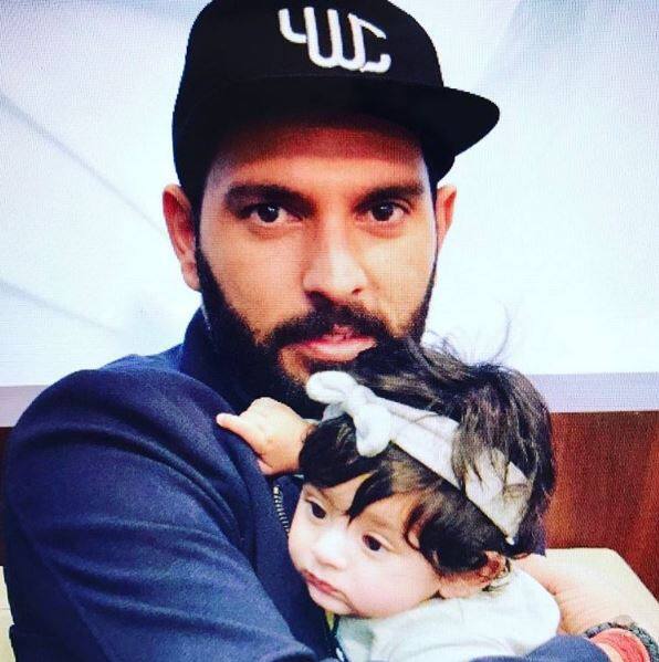 হরভজন ও যুবরাজ সিংহ পরস্পরের অত্যন্ত ঘনিষ্ঠ। যুবি দিনকয়েক আগে হিনায়ার সঙ্গে নিজের এই ছবি ইনস্টাগ্রামে পোস্ট করেছেন। লিখেছেন, হিনায়া যুবিকাকাকে ভীষণ ভালবাসে। (সব ছবি: ইনস্টাগ্রাম)