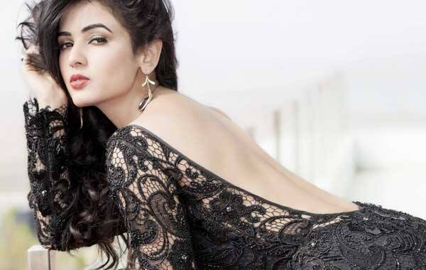 এমনকি এই ‘দমদমি মাঈ’ নির্বাচনের জন্য হয় ভোটাভুটিও। এই বছর দিশা পাটনির প্রধান প্রতিদ্বন্দ্বী ছিলেন অভিনেত্রী নার্গিস ফকরি। প্রথম বর্ষের পড়ুয়ারা নার্গিসকে চাইলেও দ্বিতীয় ও তৃতীয় বর্ষের ছাত্রছাত্রীদের ভোটে জিতে যান দিশা। এর আগে ‘দমদমি মাঈ’ হওয়ার সম্মান পেয়েছেন বলিউডের বহু নায়িকা যেমন সানি লিওন, প্রিয়ঙ্কা চোপড়া, দীপিকা পাড়ুকোনরা। পড়ুয়াদের বিশ্বাস এই পুজোয় যোগ দিলে ছ’মাসের মধ্যে প্রেম আসে।