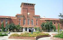 দিল্লি বিশ্ববিদ্যালয়ে প্রেম দিবস পালন, গাছকে কন্ডোমের মালা পরিয়ে অভিনেত্রীর পুজো করা হয়