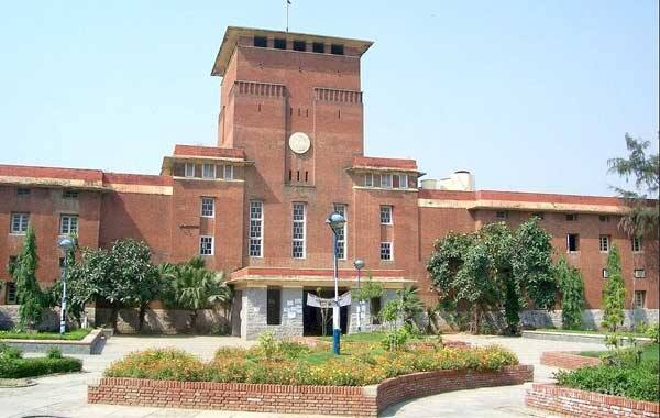 প্রেম দিবসে দিল্লি বিশ্ববিদ্যালয়ে কোনও না কোনও অভিনেত্রীর পুজো হয়। এ বার সেই জায়গায় পুজো হল অভিনেত্রী দিশা পাটনির।