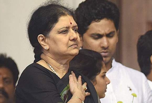 Sasikala Reinducts 2 Family Members Sacked By Jaya Senior Aiadmk Leader Quits Party Post জয়ললিতার বরখাস্ত করা দুই নেতাকে ফেরানোর প্রতিবাদে দল ছাড়লেন এআইএডিএমকে নেতা