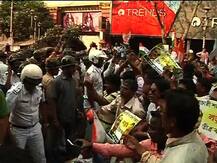 কংগ্রেসের বিধানসভা অভিযানে পুলিশের সঙ্গে ধস্তাধস্তি, পাল্টা অবরোধ, ভোগান্তি