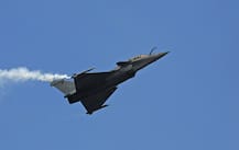 রাফাল যুদ্ধবিমান ব্যবহারের ট্রেনিং দেওয়া হয়েছে পাকিস্তানি পাইলটদের? ‘ফেক নিউজ’, মার্কিন ওয়েবসাইটের রিপোর্ট উড়িয়ে জানালেন ফরাসি রাষ্ট্রদূত