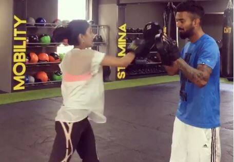 এলিক্সির ইন্সটাগ্রামে একটি ভিডিও শেয়ার করেছেন। ভিডিওতে তাঁকে রাহুলের সঙ্গে বক্সিং খেলতে দেখা যাচ্ছে।