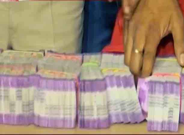 মালদা থেকে গ্রেফতার জাল নোটের কারবারি ওমর ফারুক সীমান্ত রক্ষী বাহিনীকে জানায়, আন্তর্জাতিক সীমান্ত পেরিয়ে বাংলাদেশ থেকে নকল নোট এ রাজ্যে ঢুকছে। চুড়িয়ন্তপুর বর্ডার পোস্টের আশপাশের এলাকায় তল্লাশি চালায় বিএসএফের দল। 