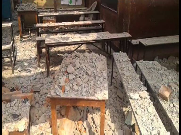 প্রোমোটারের ‘থাবা’ স্কুলে, ভাঙতে বাধা দিয়ে প্রহৃত প্রধান শিক্ষক, পথ অবরোধ পড়ুয়াদের Promoter Allegedly Demolished A School At Baguiati প্রোমোটারের ‘থাবা’ স্কুলে, ভাঙতে বাধা দিয়ে প্রহৃত প্রধান শিক্ষক, পথ অবরোধ পড়ুয়াদের