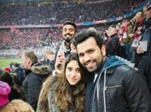 স্ত্রী ঋতিকাকে নিয়ে বেয়ার্নের খেলা দেখতে হাজির রোহিত শর্মা