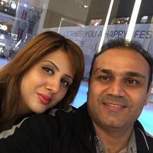 দেখুন, স্ত্রী সম্পর্কে ট্যুইটারে কী লিখলেন সহবাগ