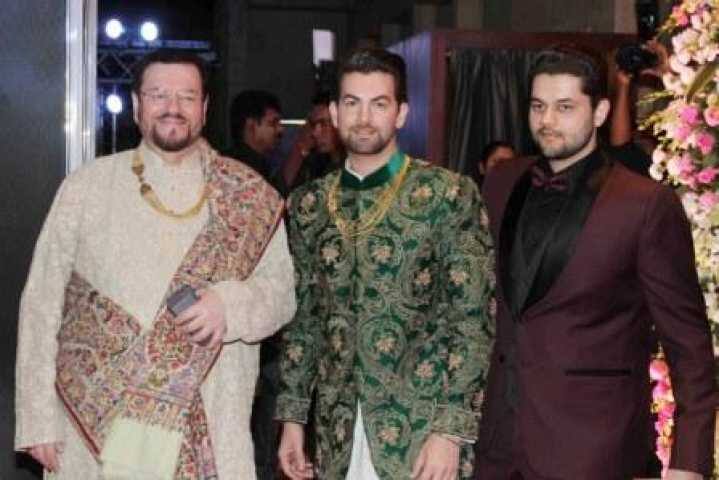 বাবা নিতিন মুকেশ ও ভাই নমন মুকেশের সঙ্গে নীল (সব ছবি সৌজন্য - সোলারিস)