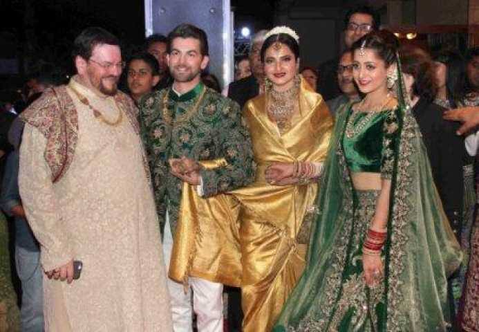 বাবা নিতিন মুকেশ ও ভাই নমন মুকেশের সঙ্গে নীল (সব ছবি সৌজন্য - সোলারিস)