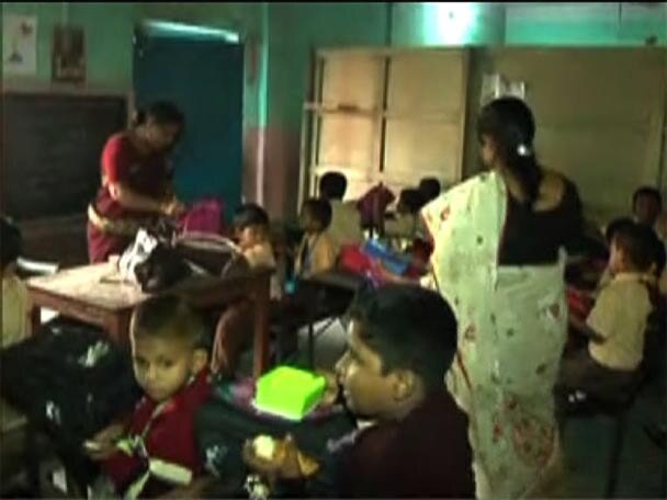 Finally Baguihati School Reopens After Ransack Engineers From Corporation Goes There For Investigation স্কুল ভেঙে বাড়ি করবে? এত কীসের লোভ? প্রোমোটার বাহিনীকে হুঁশিয়ারি মমতার