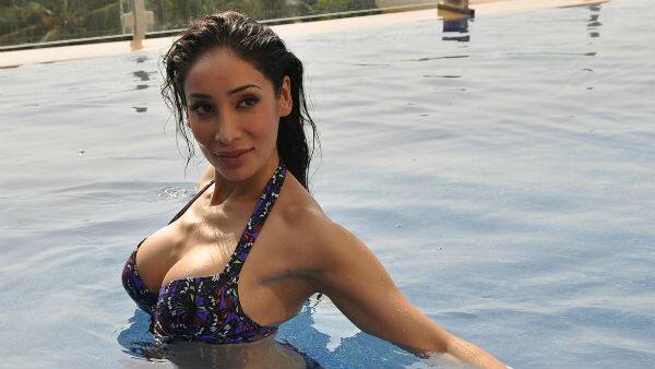 পায়ে স্বস্তিক চিহ্ন আঁকার জন্যে তাঁকে কড়া সমালোচনার মুখে পড়তে হয়েছে