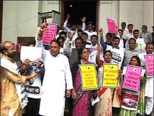 প্রাথমিকে শিক্ষক নিয়োগে দুর্নীতি অভিযোগে উত্তাল বিধানসভা, চোরের মায়ের বড় গলা, বামেদের পাল্টা কটাক্ষ পার্থর