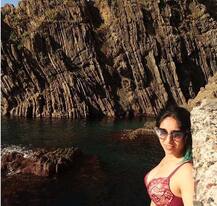 শুধু গানের জাদু নয়, আকর্ষণীয় ফিগারেও নজর কাড়ছেন ‘জগ ঘুময়ে তেরা জ্যায়সা’-র শিল্পী নেহা ভাসিন