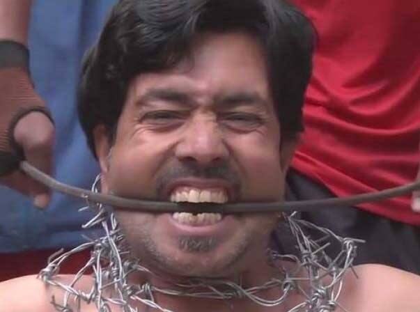 Watch Pakistani Stuntman Bends Iron Rod With Teeth Pulls Loaded Minibus ভিডিওতে দেখুন :দাঁতে বাঁকল লোহার রড, বোঝাই মিনিবাসও টানলেন এই পাক স্টান্টম্যান