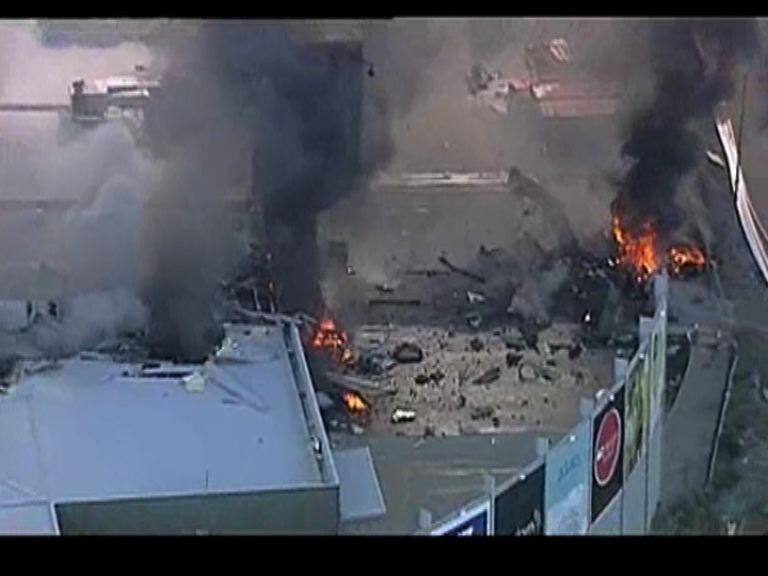 Plane Crashed On Shopping Mall In Usa ‘আকাশ থেকে নেমে আসছে আগুনের গোলা’, শপিং মলের ওপর বিমান ভেঙে পড়ার সময় এমন দৃশ্যেরই সাক্ষী রইল অস্ট্রেলিয়া