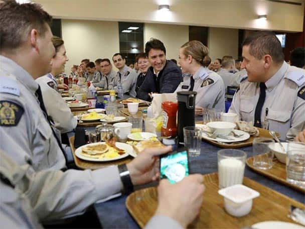 এমা ওয়াটসন তাঁর প্রশংসায় পঞ্চমুখ। কারণ তিনি তাঁর ক্যাবিনেটে সমান সংখ্যায় পুরুষ এবং মহিলাদের রেখেছেন। এখানে তাঁকে প্রাতঃরাশ সারতে দেখা যাচ্ছে কানাডার নিরাপত্তা বাহিনীর সঙ্গে। ছবি সৌজন্যে জাস্টিন ট্রুডিউয়ের ইন্সটাগ্রাম অ্যাকাউন্ট