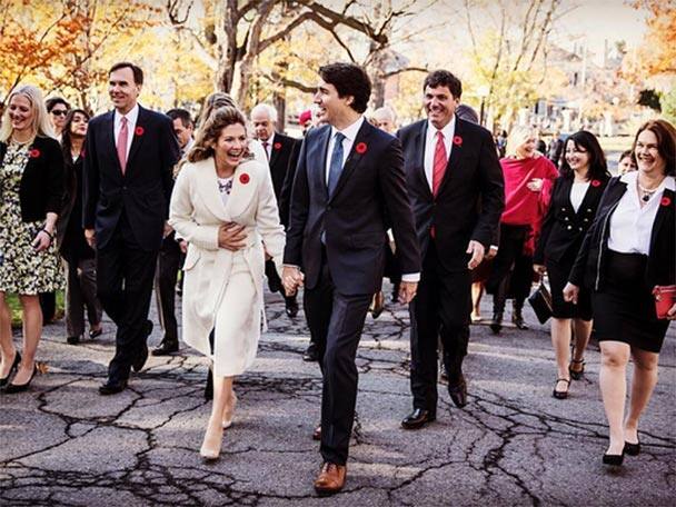 তিনি সিরিয়া থেকে আসা উদ্বাস্তুদের সঙ্গে দেখা করতে স্বশরীরে বিমানবন্দরে উপস্থিত হয়েছিলেন। ছবি সৌজন্যে জাস্টিন ট্রুডিউয়ের ইন্সটাগ্রাম অ্যাকাউন্ট