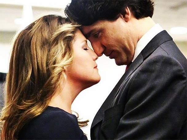 কানাডার প্রধানমন্ত্রী জাস্টিন ট্রুডিউয়ের ব্যক্তিত্বে মুগ্ধ বিশ্বের বহু নারী। তাঁকে দেখে মুগ্ধ হয়েছেন রানি এলিজাবেথ। প্রসঙ্গত, তিনি হলেন বিশ্বের একমাত্র পুরুষ যাঁকে দেখে মজেছেন বয়সে অনেক বড় রানি এলিজাবেথও। ছবিতে তাঁকে দেখা যাচ্ছে তাঁর স্ত্রীর সঙ্গে। ছবি সৌজন্যে জাস্টিন ট্রুডিউয়ের ইন্সটাগ্রাম অ্যাকাউন্ট