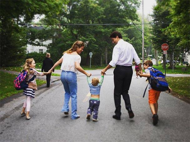 সাহিত্য এবং ইঞ্জিনিয়ারিং নিয়ে পড়াশোনা করেছেন। একসময় জীবিকা নির্বাহের জন্যে ফরাসি ভাষা শেখাতেন এবং অঙ্ক করাতেন।পরিবারের সঙ্গে একান্তে। ছবি সৌজন্যে জাস্টিন ট্রুডিউয়ের ইন্সটাগ্রাম অ্যাকাউন্ট