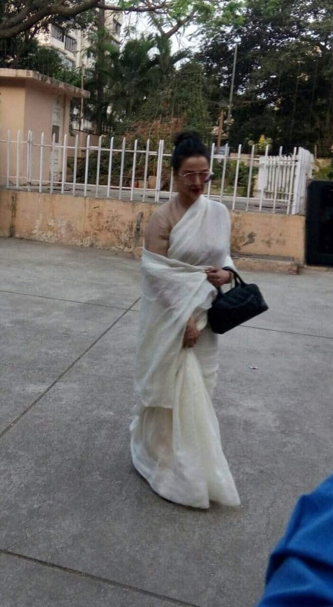 ভোট দিয়ে বেরোচ্ছেন রেখা