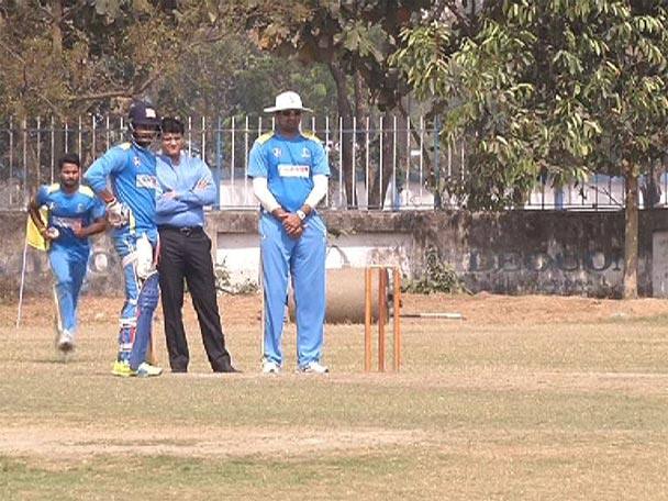 টানা ১২ ওভার দাঁড়িয়ে থাকলেন আম্পায়ার যেখানে দাঁড়ান সেখানে। দৌড়ে প্রান্ত বদল করতেও দেখা গেল। 