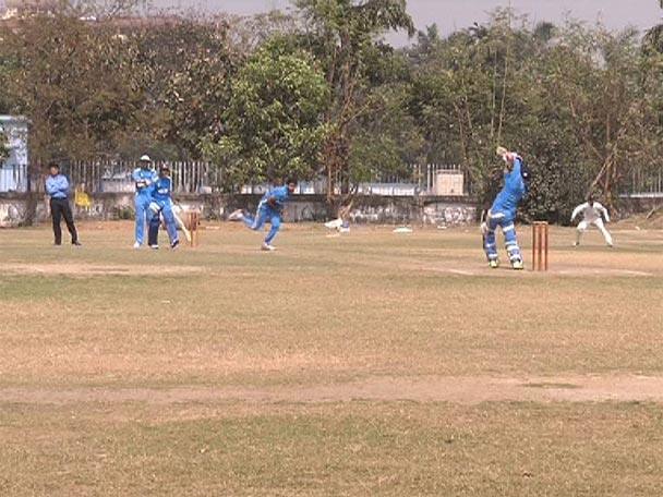 আর ক্রমাগত মনোজ তিওয়ারিদের বলে গেলেন ঠিক কী হওয়া উচিত্ আসন্ন টুর্ণামেন্টে তাঁদের গেমপ্ল্যান। 