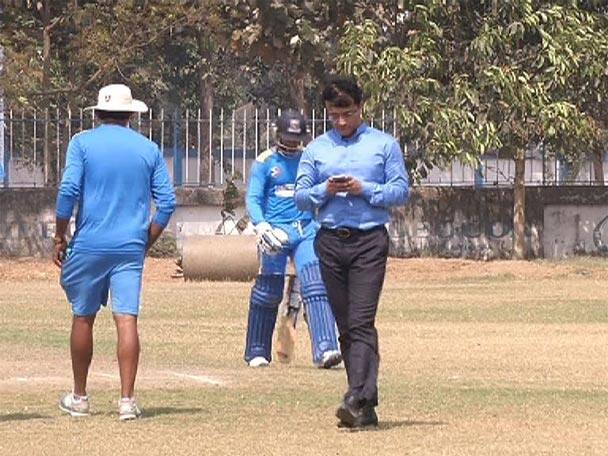 চলতি মরশুমে বাংলা শেষ টুর্ণামেন্টে খেলতে যাওয়ার ঠিক আগে সৌরভ গঙ্গোপাধ্যায় রীতিমতো চমক নিয়ে হাজির বাংলার অনুশীলনে।