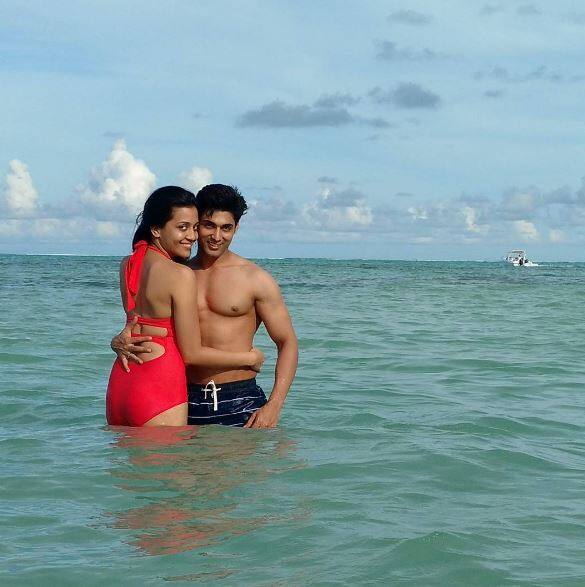 মরিসাসের বিচে আনন্দ মেতে রুসলান, মুমতাজ এবং নিরালি মেহেতা 