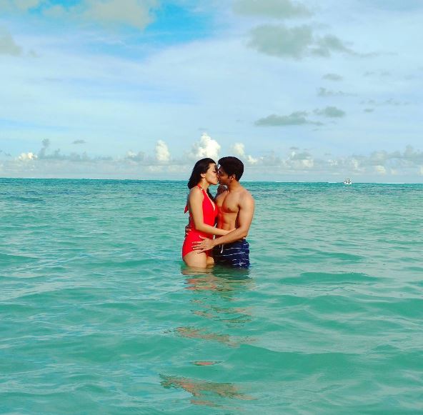 মরিসাসের বিচে আনন্দ মেতে রুসলান, মুমতাজ এবং নিরালি মেহেতা 