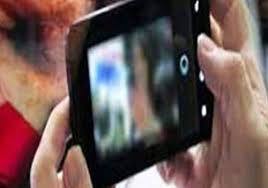 এরপর সুযোগ বুঝে একদিন ওই ব্যক্তি তাঁদের সুরাটের বাড়িতে একটি ক্যামেরা ফিট করে রাখেন