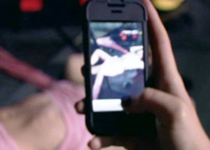 তারপর স্ত্রীকে হাতেনাতে ধরতে সেই পুরুষবন্ধুর সঙ্গে তাঁর ঘনিষ্ঠ মুহূর্তের ছবি তুলে ভিডিও করে রাখেন ওই ব্যক্তি