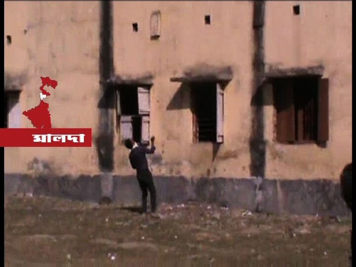 Cheating Continued For Second Consecutive Day In Madhyamik মাধ্যমিকের দ্বিতীয় দিনেও পুলিশের নাকের ডগায় চলল বেপরোয়া টুকলি, পর্ষদের প্রতিক্রিয়া নিবির্ঘ্নে হয়েছে পরীক্ষা